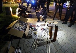 Agentes de la Policía Local de Valencia, durante un registro en plenas Fallas.