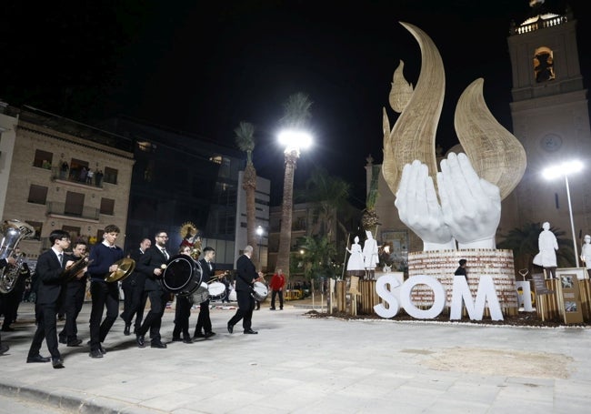 Entrada de la banda en el erímetro de la falla minutos antes de que prendiera el monumento.