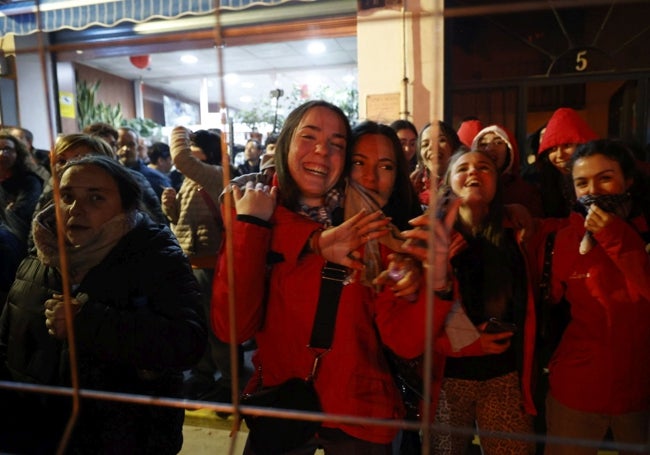 Público asistente a la cremà.