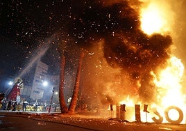 FOTOS | Cremà en Paiporta de la falla más solidaria con los afectados de la dana