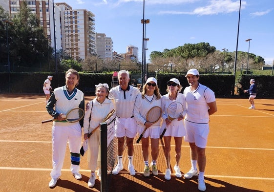 Ole Andresen (centro) y Pablo Andújar (derecha), con más participantes del torneo de época.