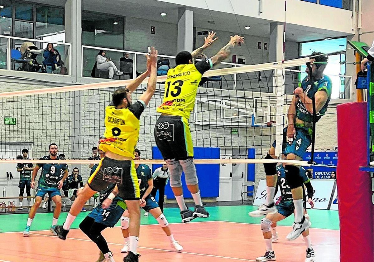 Los jugadores del Léleman Conqueridor y los del Unicaja Costa de Almería, ayer en el Pabellón Moisés Ruiz.