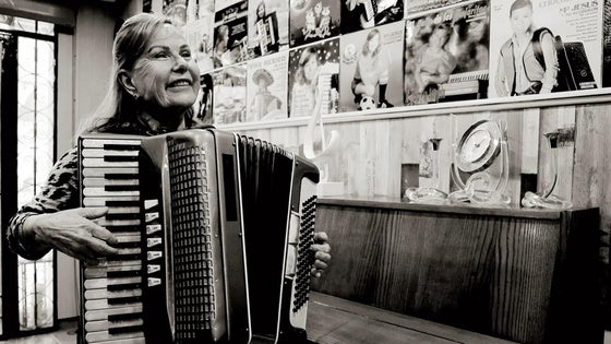 María Jesús y su acordeón en su casa de La Nucía.