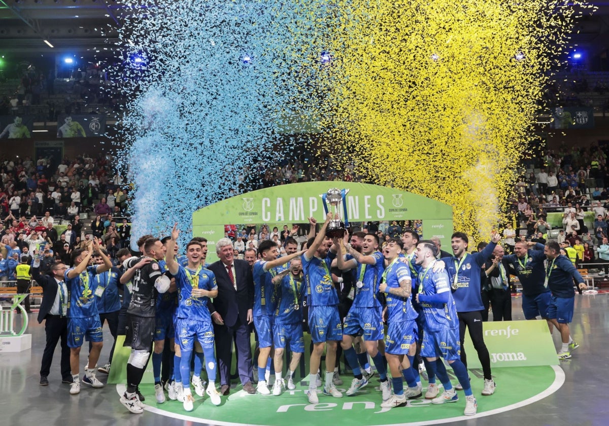 Los jugadores del Peñíscola celebran la victoria ante el Palma Futsal en la final de la Copa de España de fútbol sala en Murcia.