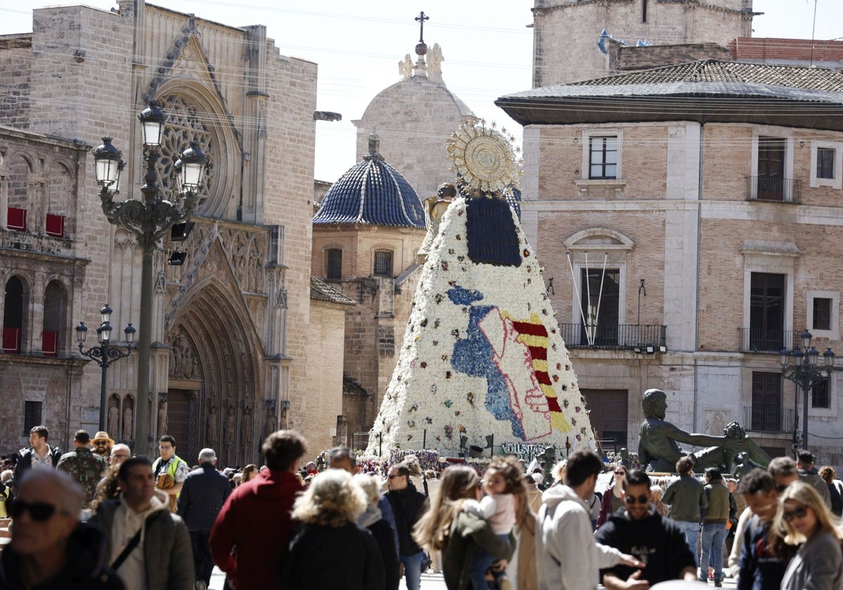 El manto de la Virgen destaca la solidaridad tras la dana.