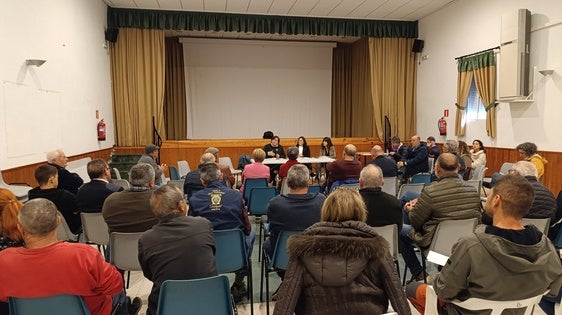 Momento de la reunión de los representantes de Compromís y vecinos de Llanera.