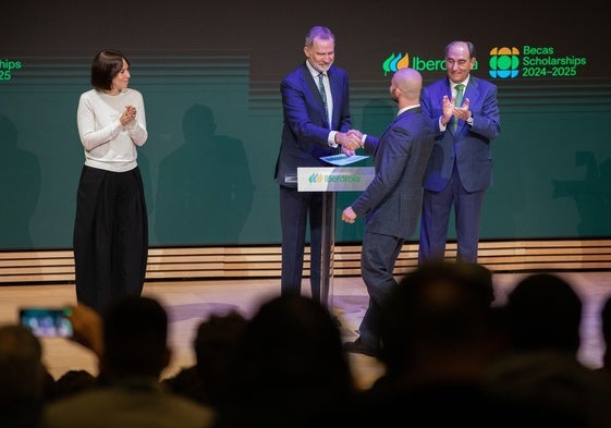 Morant, junto al Rey y al presidente de Iberdrola, en la entrega este lunes de las becas de esta firma.