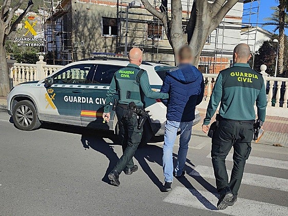 Detenido un hombre por robar en cinco viviendas y una cafetería de Calp y Llíber