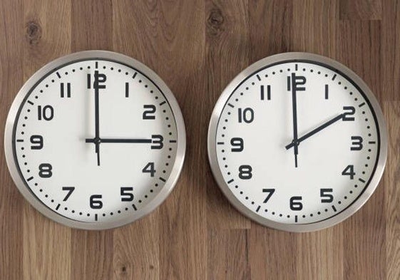 Dos relojes marcan la hora en una imagen de archivo.