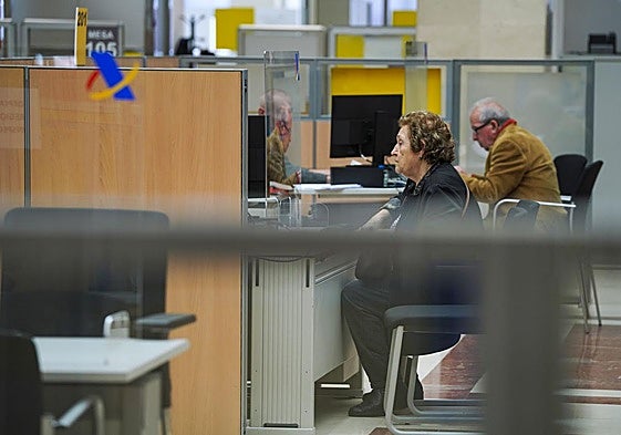 Funcionarios de la Agencia Tributaria en sus oficinas.