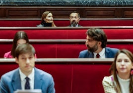 Badenas y Herrero tras la bancada del PSPV en el Salón de Plenos del Ayuntamiento de Valencia.