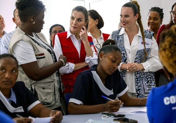 La reina Letizia visita Cabo Verde en su décimo viaje de cooperación