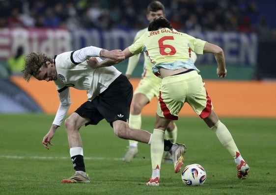 Javi Guerra, con la sub-21, disputando un balón ante Alemania