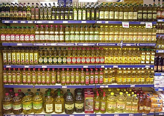 Botellas de aceite en los supermercados.