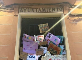 Carteles en defensa del CRA La Costereta, en la puerta del Ayuntamiento.