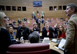 Diputos de Compromís discutiendo con miembros de la Mesa de Les Corts.