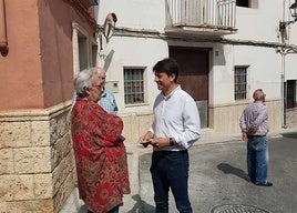 Marcos Sanchis departe con una vecina de uno de los barrios afectados.