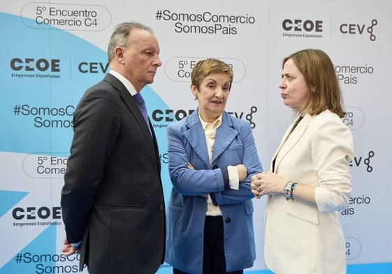 Salvador Navarro, Marián Cano y Amparo López, antes del inicio del encuentro.