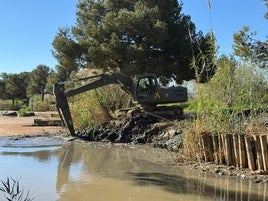 Trabajos de la UME en el canal de Catarroja.