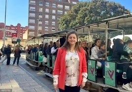 La concejala de Turismo, Arantxa Miralles, junto al tren turístico.