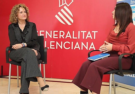 La alcaldesa de Torrent (i), Amparo Folgado, este jueves en Madrid.