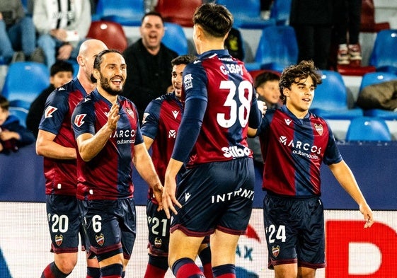 Los jugadores del Levante, celebrando un gol.