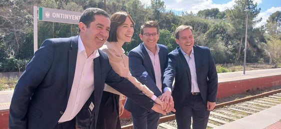 Los alcaldes y la ministra celebran el inicio de las obras de la línea de tren Xàtiva-Alcoi.