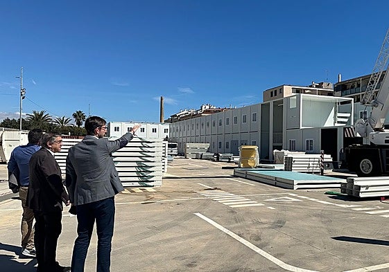 Rovira, el martes, en la parcela donde se montan los barracones del IES de Catarroja.