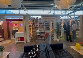 Clientes hablan con los propietarios de las pequeñas empresas que retomarán su actividad en Ikea.