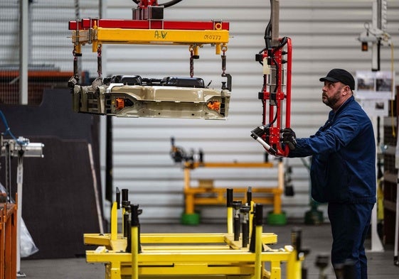 Un trabajador de la industria de la automoción.