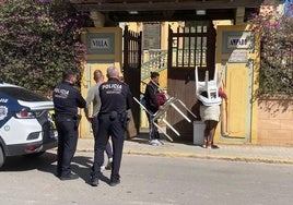 Salida de los okupas de la villa en la que vivió Antonio Machado en Rocafort