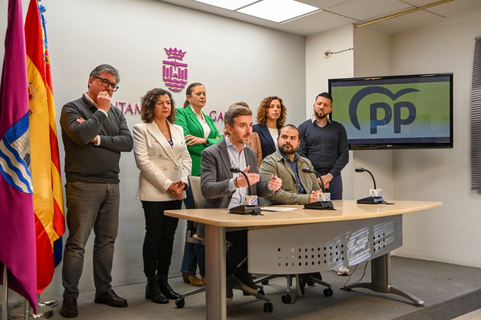 Ediles populares de Gandia tras el pleno.