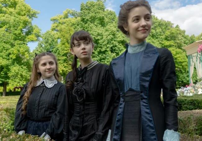 De izquierda a derecha: Iratxe Emparán (Carlota), Isa Montalbán (Cristina) y Zoe Bonafonte (Sara).