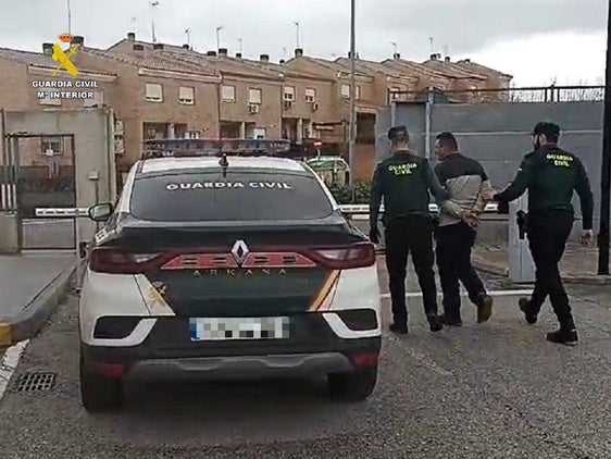 El momento del arresto de uno de los delincuentes.