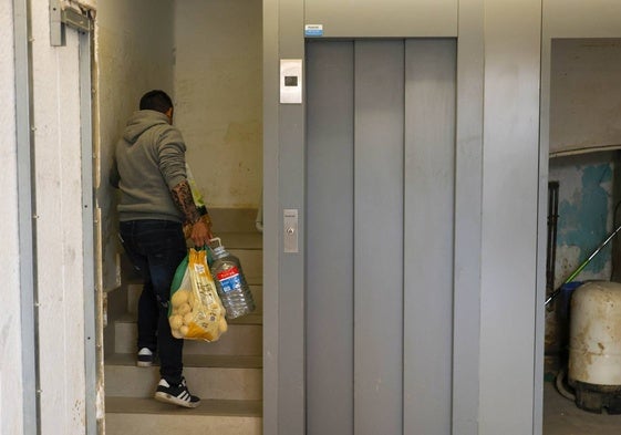 Miles de vecinos siguen sin ascensor cinco meses después de la dana.