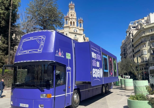 Autobús con la exposición itinerante «En cáncer de mama y cáncer de mama metastásico, Mira Más Allá del Espejo».