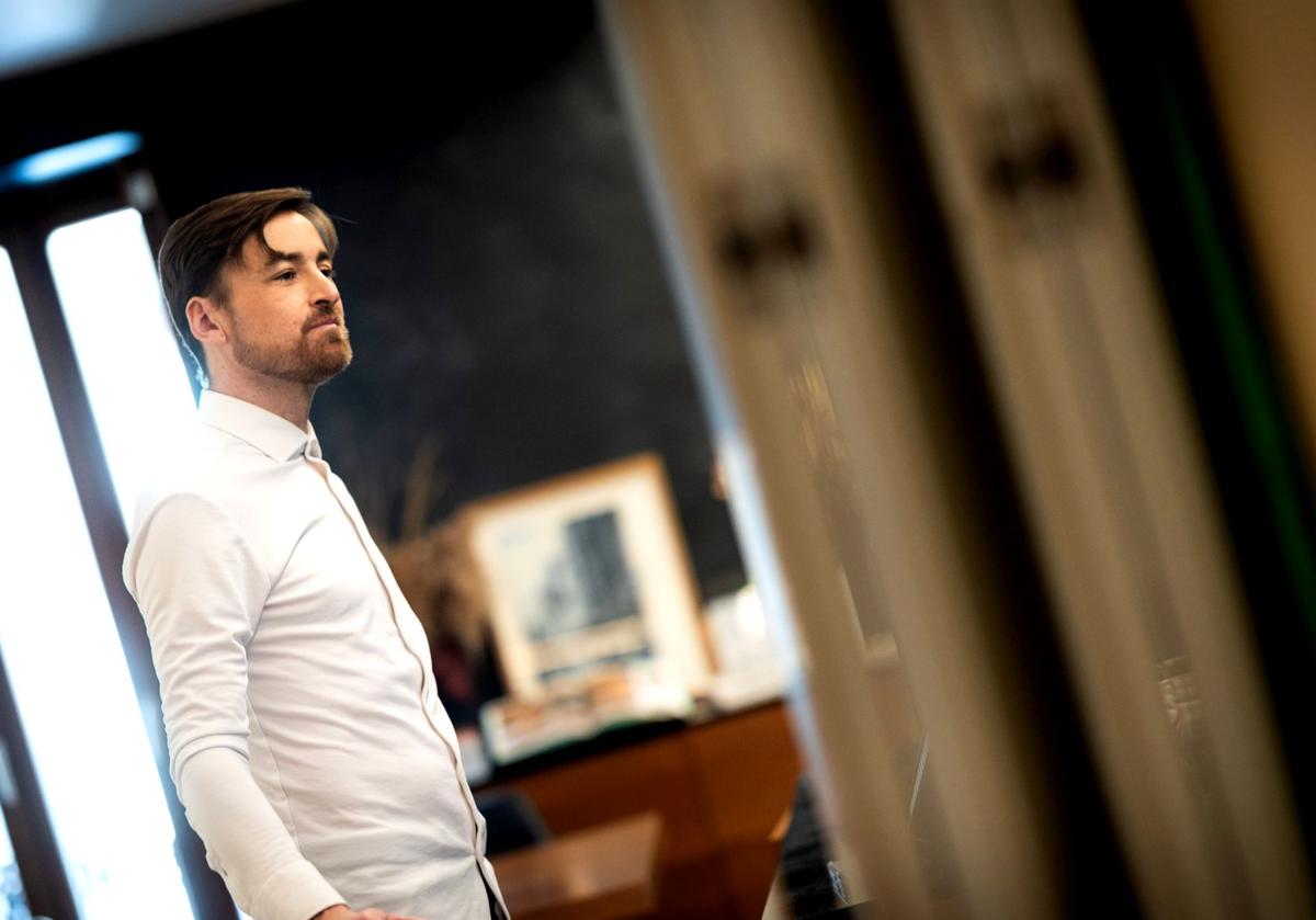 Imagen principal - Alfonso Calza, en su casa en el barrio del Carmen.