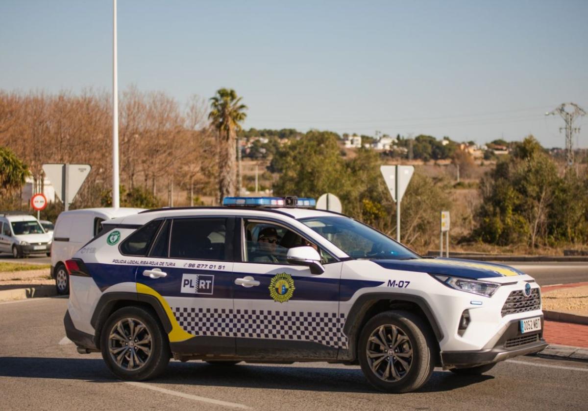 Un coche de la policía local de Riba-Roja de Turia.