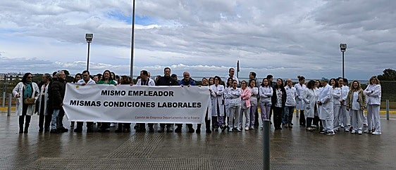 Protesta del personal laboral del departamento de salud de la Ribera.
