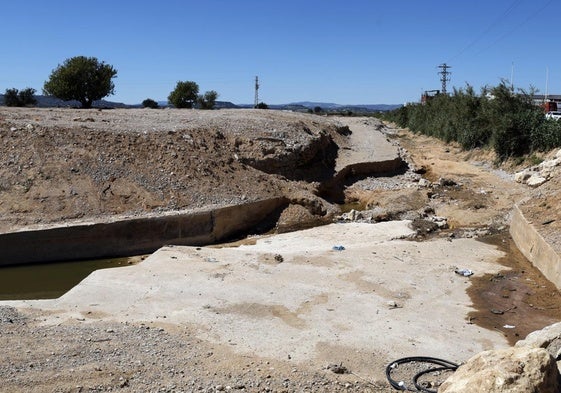 El cauce del Poyo reducido a una mínima expresión y artificial en el Oliveral.