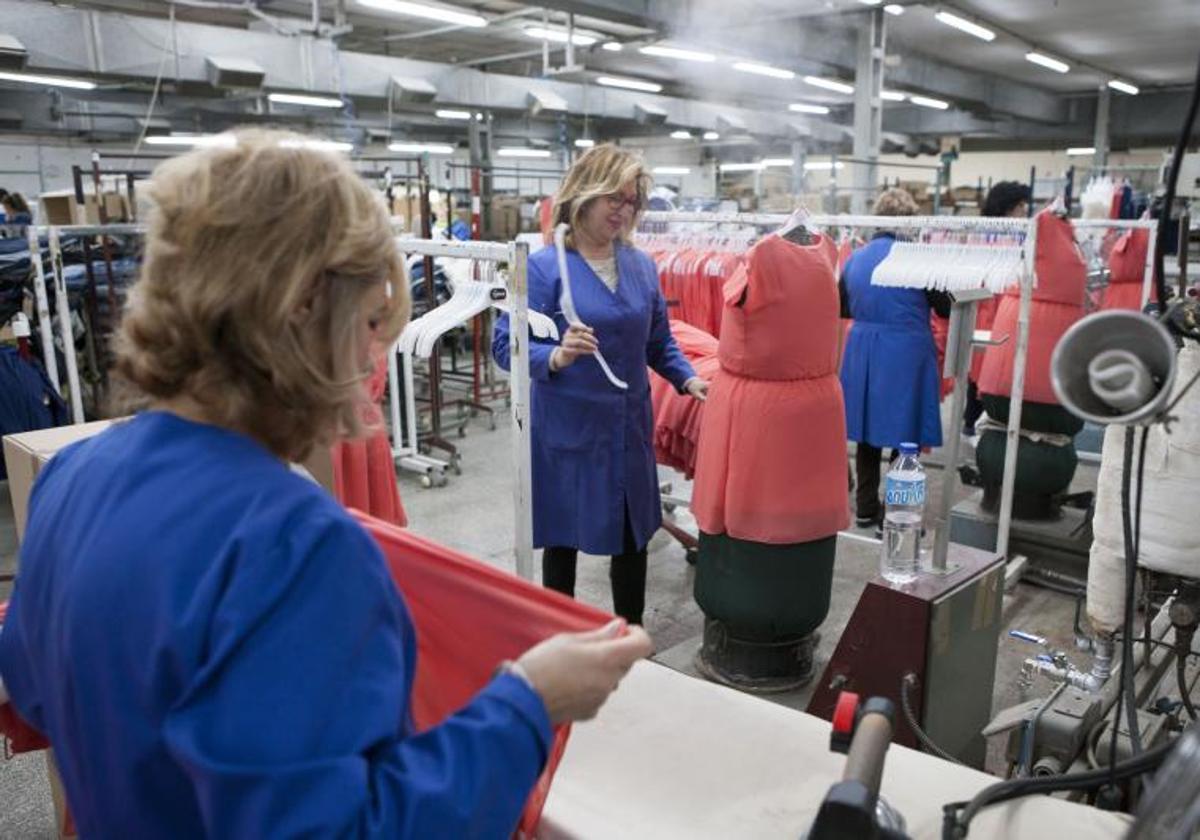 Trabajadoras de la fábrica de Liwe (Puente Tocinos), una de las mayores firmas textiles de España gracias a su enseña Inside, en una imagen de archivo.