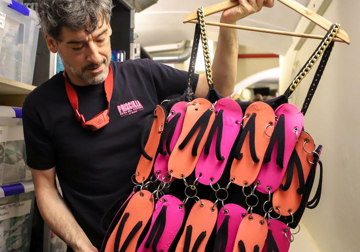 Más de 500 trajes y cambios coreografiados de 13 segundos, el vestuario de Oscar está en Valencia