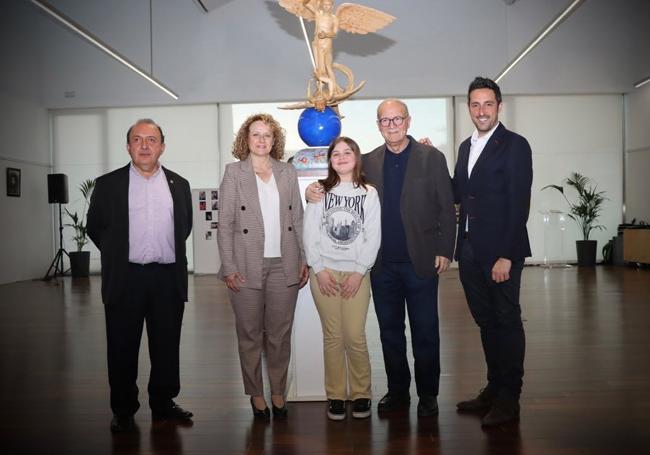 La alcaldesa Folgado, junto al artista en la inauguración de la muestra.