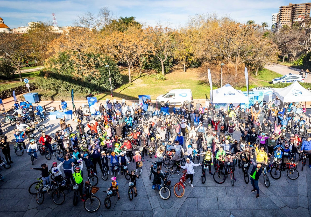 Ciclistas reunidos y listos para la 'III Pedalea por el Planeta'.