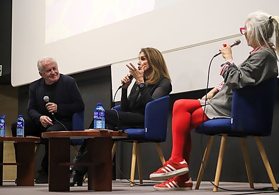 Ana Belén y Víctor Manuel junto a Mariola Cubells en la apertura del festival.