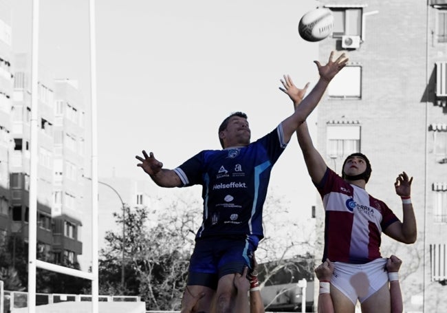 El saque de las semifinales entre el Akra Barbara y el Club Universitario de Cartagena.