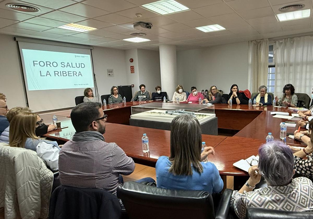 La gerente del hospital de la Ribera anuncia la contratación de 26 médicos en cinco meses