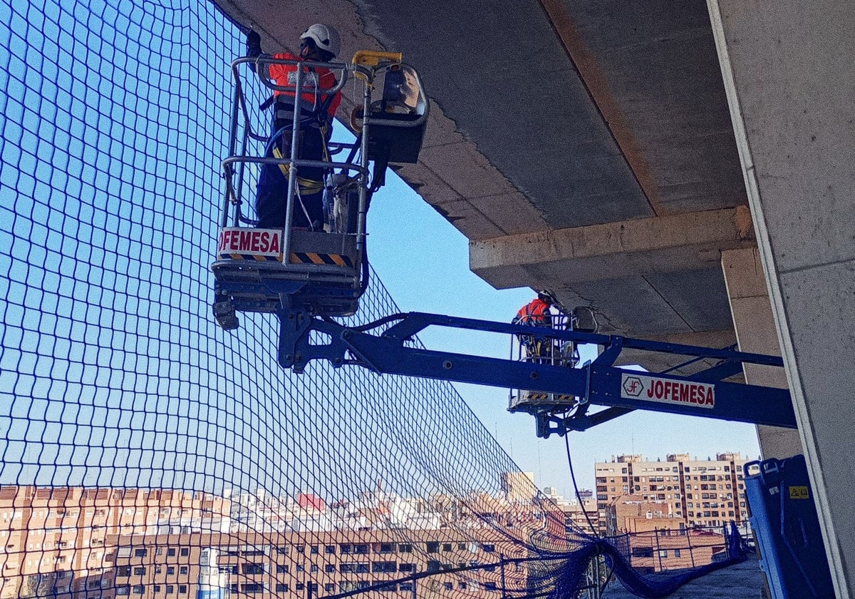 Trabajo de colocación de las redes de protección que se pueden observar ya desde lel exterior del Nou Mestalla.