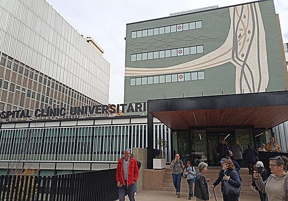 Pacientes en el nuevo edificio de consultas externas del Clínico, este miércoles.