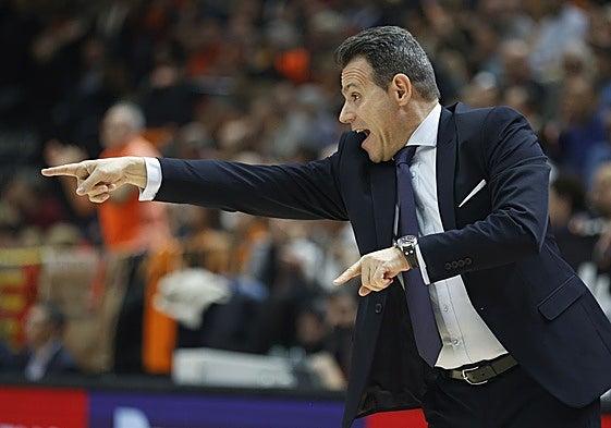 Itoudis da instrucciones durante el primer partido de la semifinal de la Eurocup.